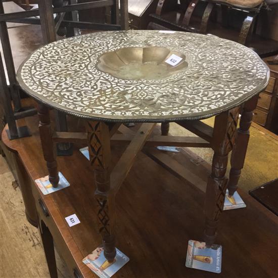 Circular brass tray top table(-)